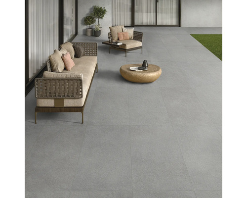 Terrasse mit grauen Fliesen und Gartenmöbeln