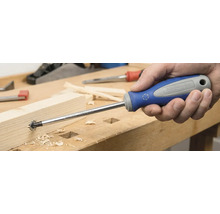 Ein Senker wird in ein Werkstück aus Holz eingesetzt.