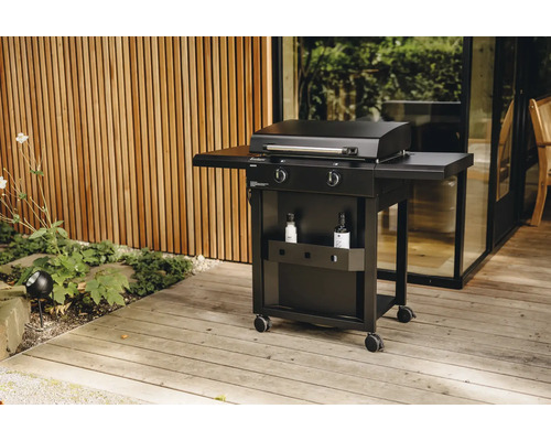 Gasgrill mit zwei Brennern und Seitenablagen auf einer Terrasse