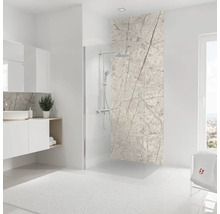 Helles Badezimmer mit Dusche, Waschbecken und Marmorwand