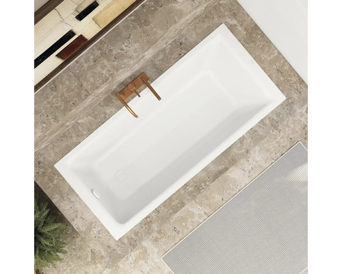 Aufsicht auf eine rechteckige Badewanne mit Armatur
