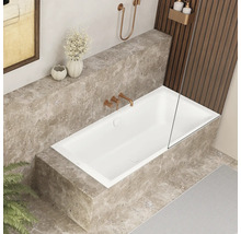 Badezimmer mit rechteckiger Badewanne, Armaturen und dekorativen Elementen