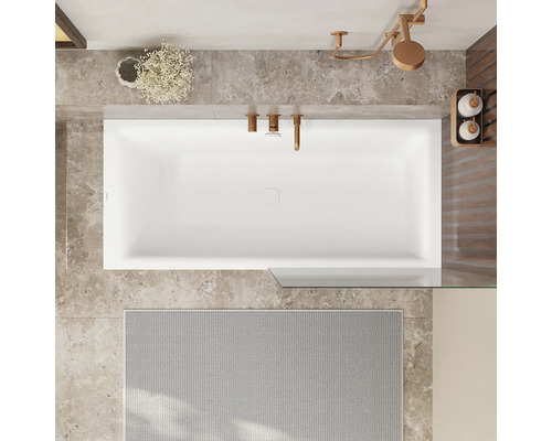 Draufsicht eines Badezimmers mit Badewanne, Armaturen, Duschkopf und Badteppich