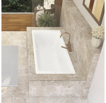 Helle Badezimmerszene mit Badewanne, Armatur und Dekor