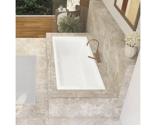 Helle Badezimmerszene mit Badewanne, Armatur und Dekor