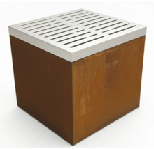 Quadratischer Gully aus Stahl mit Rostoptik und Abdeckung mit Schlitzmuster