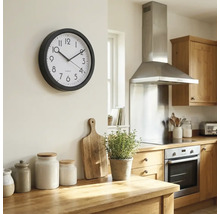 Küchenszene mit Wanduhr, Holzarbeitsplatte und Küchengeräten