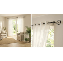 Wohnzimmer mit weißen Vorhängen und Vorhangstange