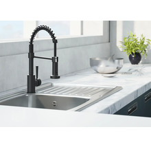 Küchenspüle mit schwarzer Armatur und spiralförmigem Schlauch