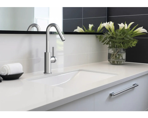 Modernes Badezimmer mit Waschtisch, Armatur und Spiegel