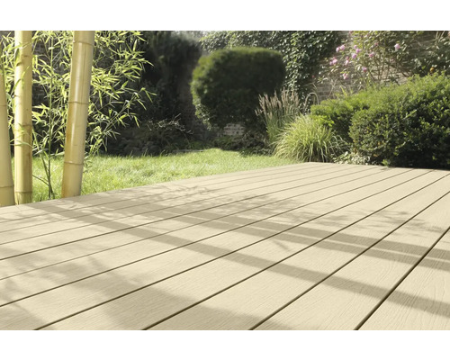 Gartenlandschaft mit Holzterrasse und Bambuspflanzen