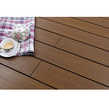 Terrassendielen mit Teetasse und Teekanne auf einem Tuch