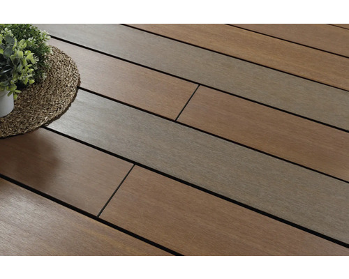 Terrassendielen aus Holz auf einer Terrasse.