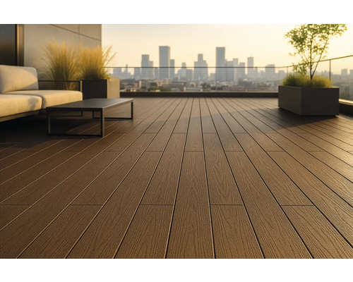 Terrasse mit Holzdielen, Sofa, Tisch und Stadtblick