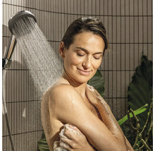 Frau unter der Dusche mit Duschkopf und Brauseschlauch