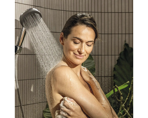 Frau unter der Dusche mit Duschkopf und Brauseschlauch