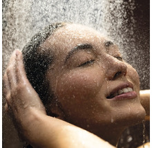 Frau genießt eine Dusche