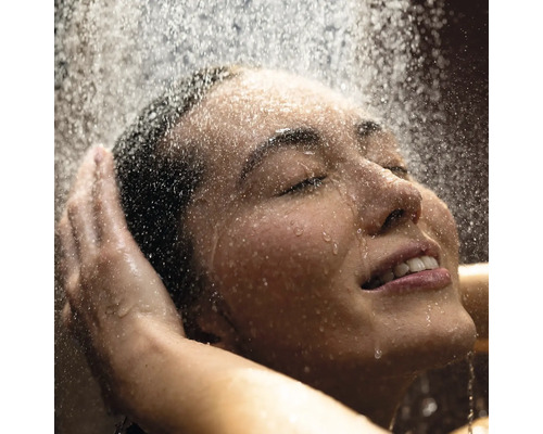 Frau genießt eine Dusche