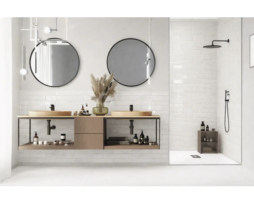 Modernes Badezimmer mit Waschtisch, runden Spiegeln und ebenerdiger Dusche