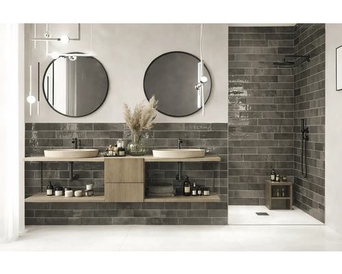 Modernes Badezimmer mit Doppelwaschtisch, runden Spiegeln und dunklen Fliesen