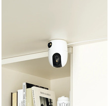 Überwachungskamera an einem Regal befestigt