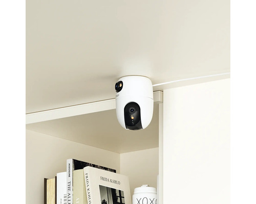 Überwachungskamera an einem Regal befestigt