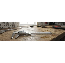 Digitale Schieblehre auf einer Werkbank