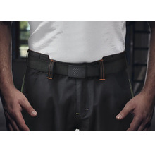 Schwarzer Textilgürtel mit Metallschnalle an einer Arbeitshose