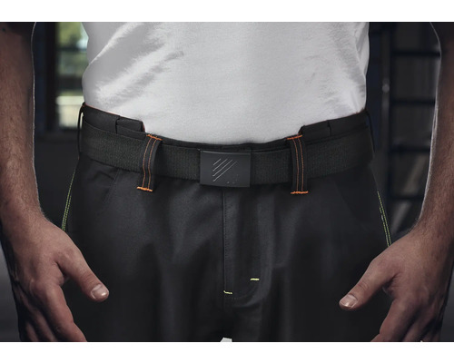 Schwarzer Textilgürtel mit Metallschnalle an einer Arbeitshose