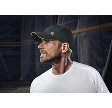 Person mit Baseballkappe und Logo