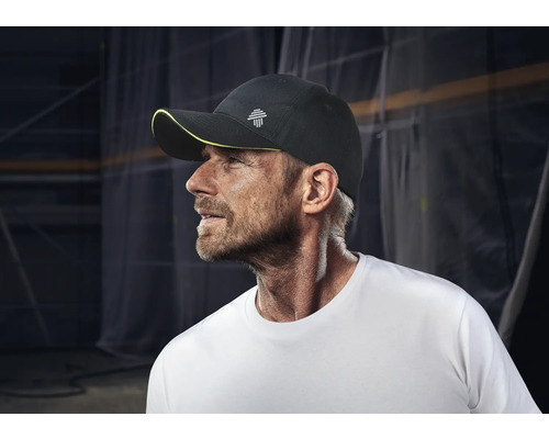 Person mit Baseballkappe und Logo