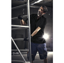 Mann mit Arbeitskleidung und Gerüst im Innenraum