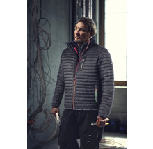 Mann in Arbeitskleidung mit Daunenjacke und Werkzeug