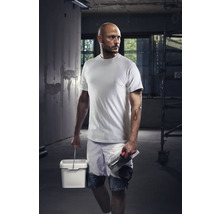 Handwerker mit T-Shirt, Shorts, Eimer und Glättkelle auf einer Baustelle