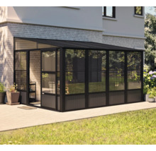 Freistehendes Gewächshaus aus Glas mit Stahlrahmen an einem Wohnhaus