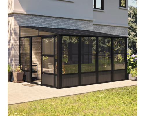 Freistehendes Gewächshaus aus Glas mit Stahlrahmen an einem Wohnhaus