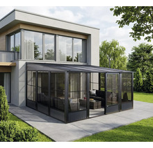 Moderne Wohnraumerweiterung mit Glasanbau und Sitzgelegenheit im Garten.