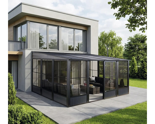 Moderne Wohnraumerweiterung mit Glasanbau und Sitzgelegenheit im Garten.