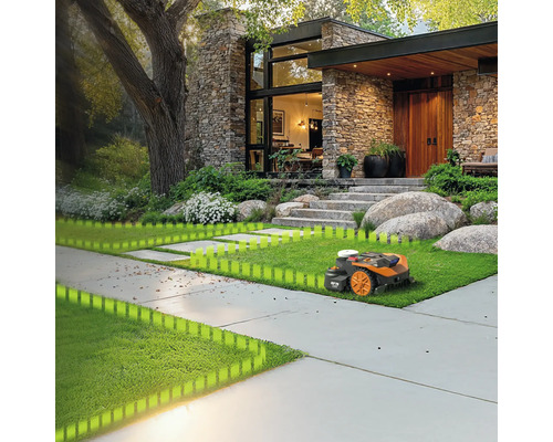 Ein Rasenmähroboter mäht den Rasen vor einem modernen Haus mit Steinfassade und großem Garten.