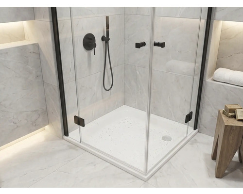 Duschkabine mit Glaswänden und Armaturen