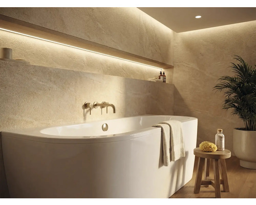 Helles Badezimmer mit Badewanne, Armatur und Ablagefläche mit Dekoration