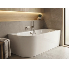 Freistehende Badewanne in hellem Badezimmer mit Ablagefläche