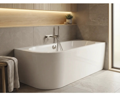 Freistehende Badewanne in hellem Badezimmer mit Ablagefläche