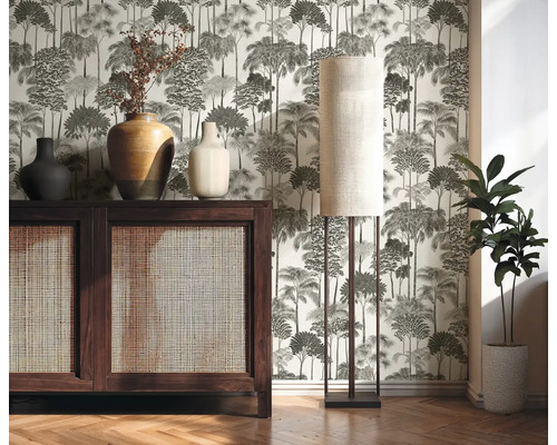 Einrichtungsidee mit Kommode, Stehlampe und gemusterter Tapete für ein gemütliches Ambiente.