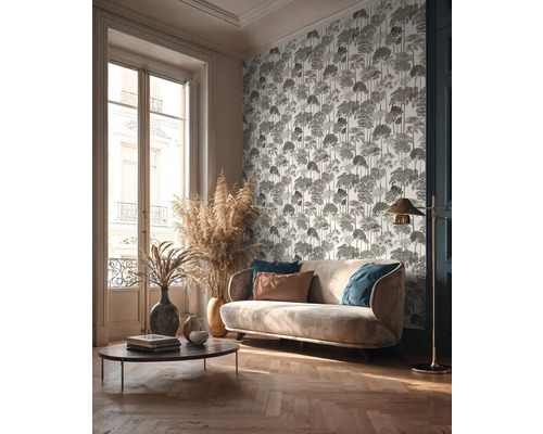 Wohnzimmer mit Sofa, Couchtisch, Stehlampe und gemusterter Tapete