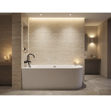 Badezimmer mit Badewanne, Armatur, Regalen und Beleuchtung