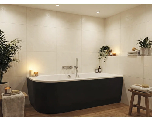 Modernes Badezimmer mit freistehender Badewanne, Wandarmatur und heller Fliesengestaltung.