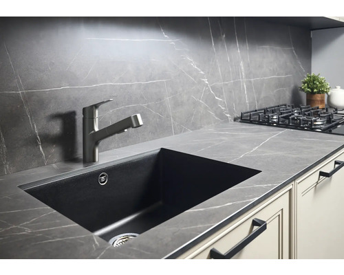 Küchenspüle mit Armatur in moderner Küche