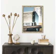 Dekoratives Stillleben mit Schrank, Bild, Vase und Accessoires