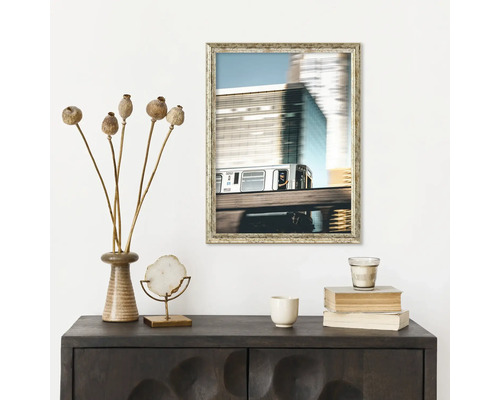 Dekorative Szene mit Schrank, gerahmtem Zugbild, Mohnblumen, Dekor und Büchern.